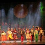 Público prestigiou a noite de estreia, neste sábado (19), lotando o Teatro Amazonas