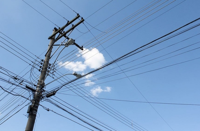 A man died from being electrocuted by a high-voltage cable that fell on a branch in Amazonas