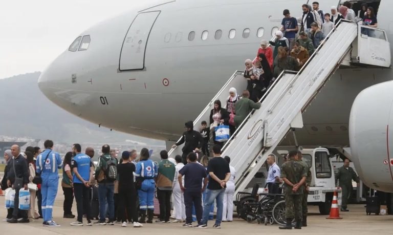 No desembarque deste sábado estavam 14 crianças e um gato