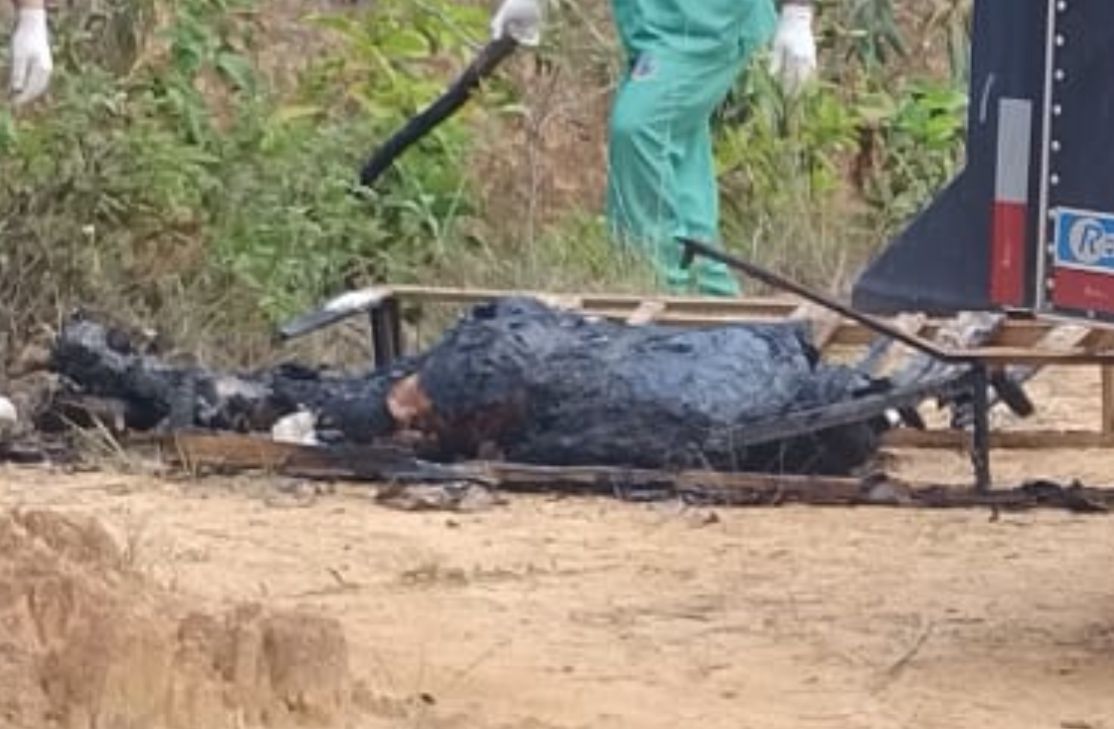 Corpo carbonizado é encontrado enrolado em arames no Tarumã