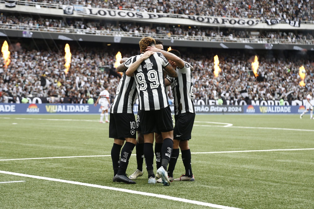 Jogadores celebram primeiro gol marcado por Savarino