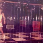 Na época estudantes, Enis Rocha durante um dos concursos que participou e os irmãos Harley e Kirk Paiva (no detalhe)