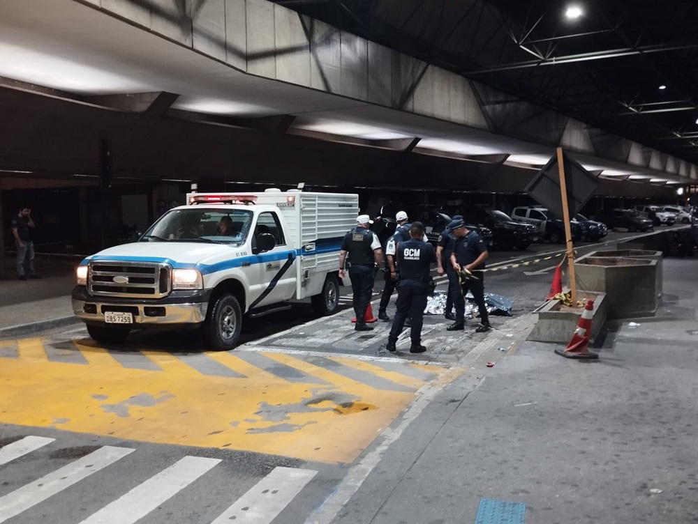 ação dos atiradores no aeroporto deixou duas pessoas mortas