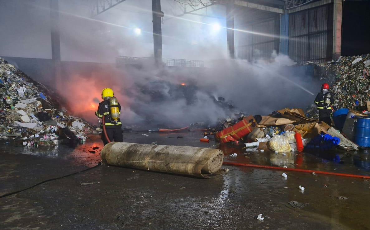 Incêndio atinge fábrica de materiais recicláveis em Manaus