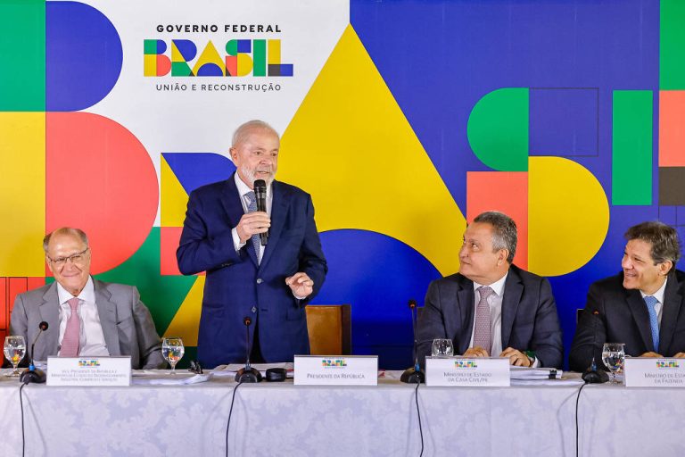 Lula em reunião com ministros para alinhar ações contra aumento do preço dos alimentos (Foto: Divulgação)
