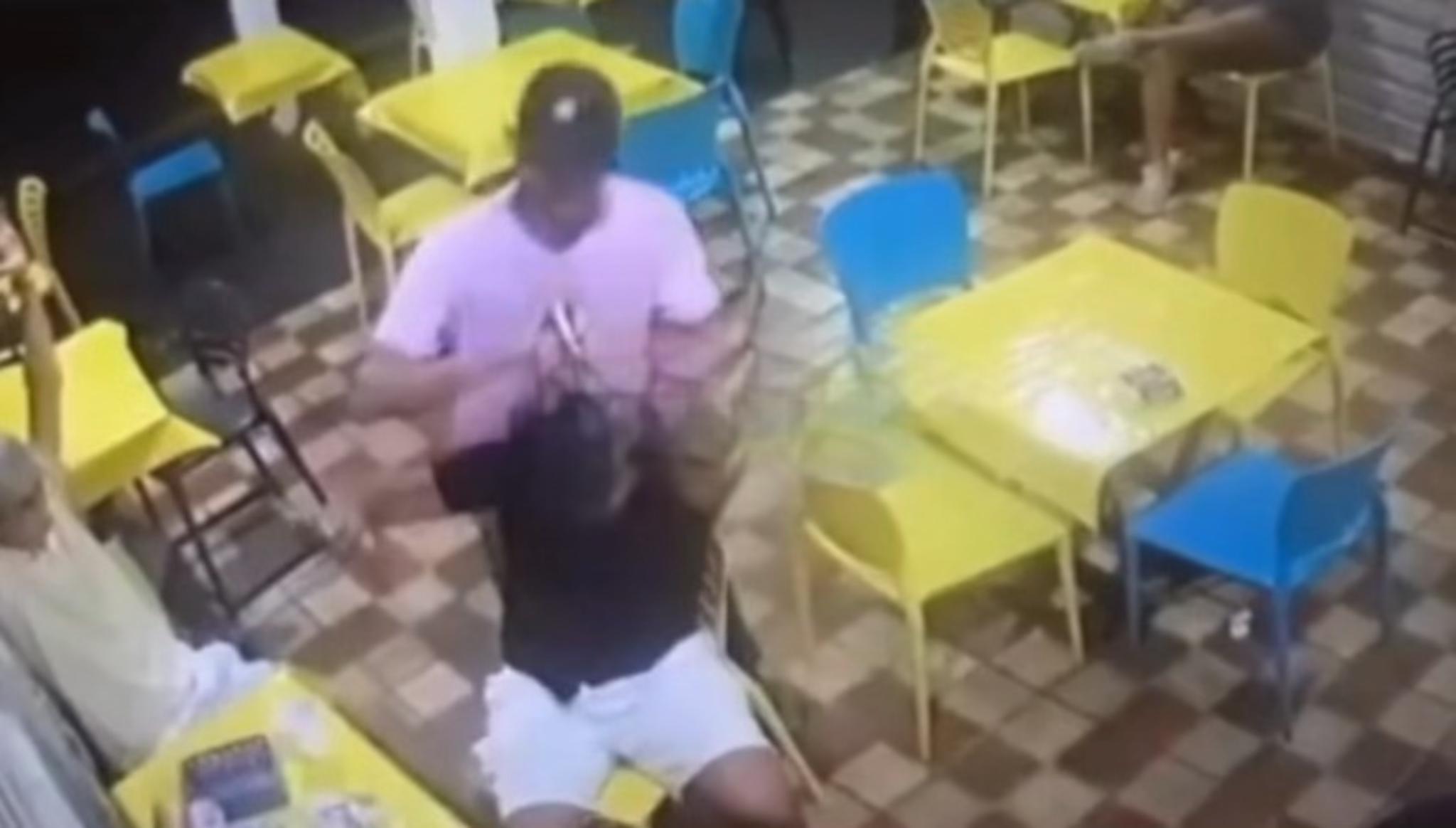 VÍDEO: Dupla faz arrastão em café e agride cliente em Manaus