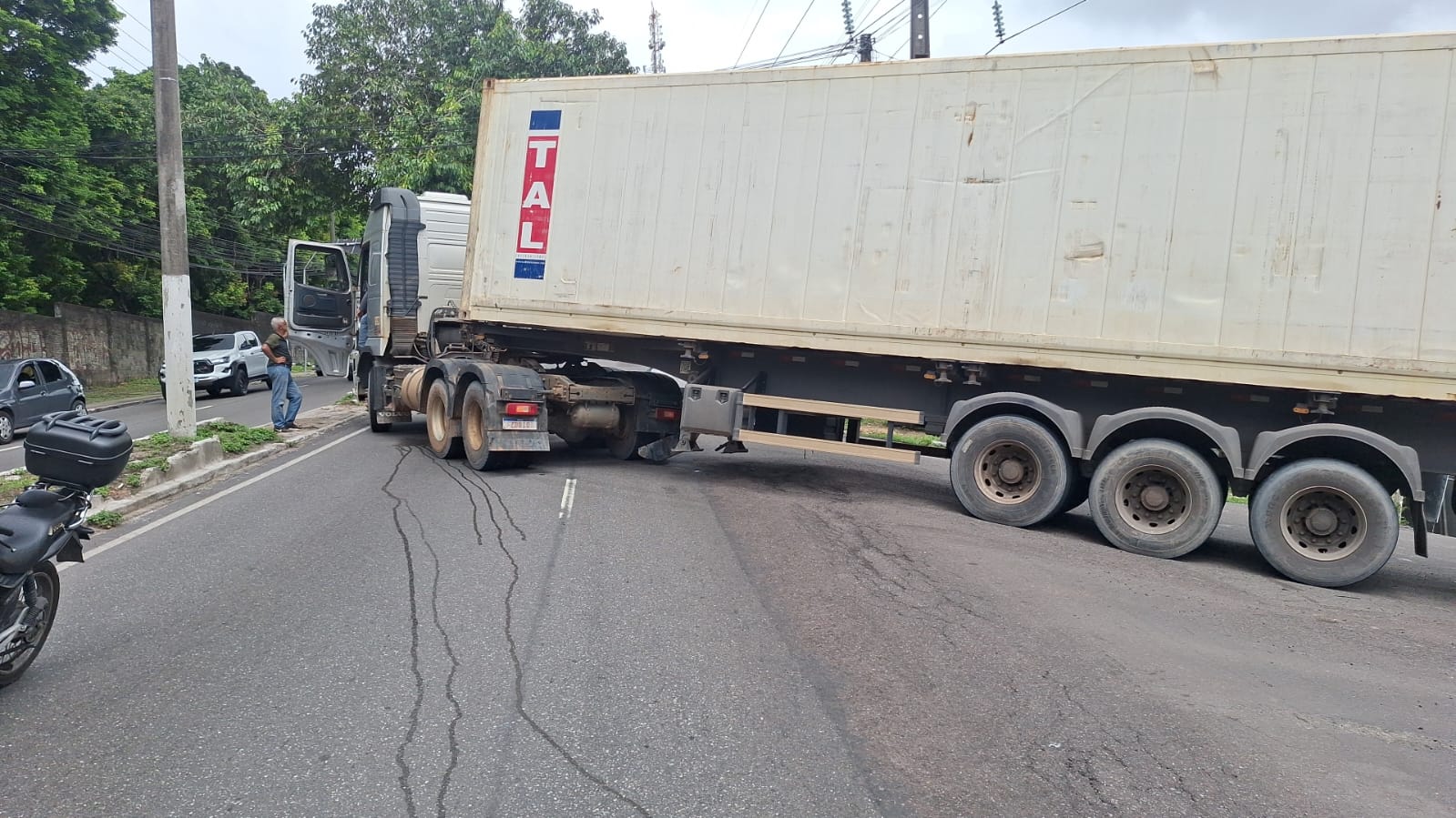 Carreta com pane causa congestionamento e desvios na Zona Sul de Manaus