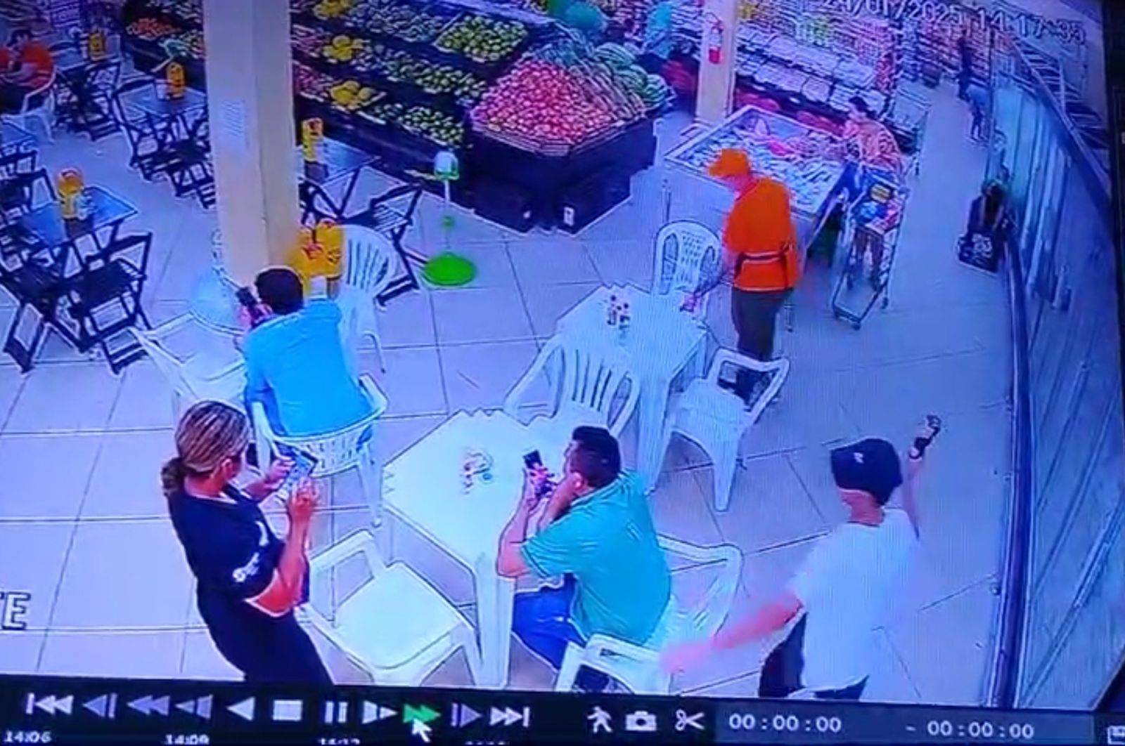 VÍDEO: Gerente de supermercado é agredido com garrafa de azeite na cabeça em Manaus