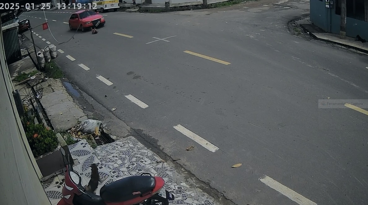 VÍDEO: Criança de 2 anos é atropelada e arrastada por carro