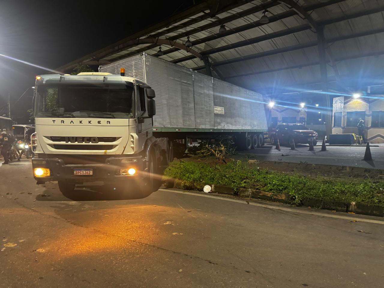 Carreta perde controle, bate em S10 e causa transtorno na barreira da BR-174