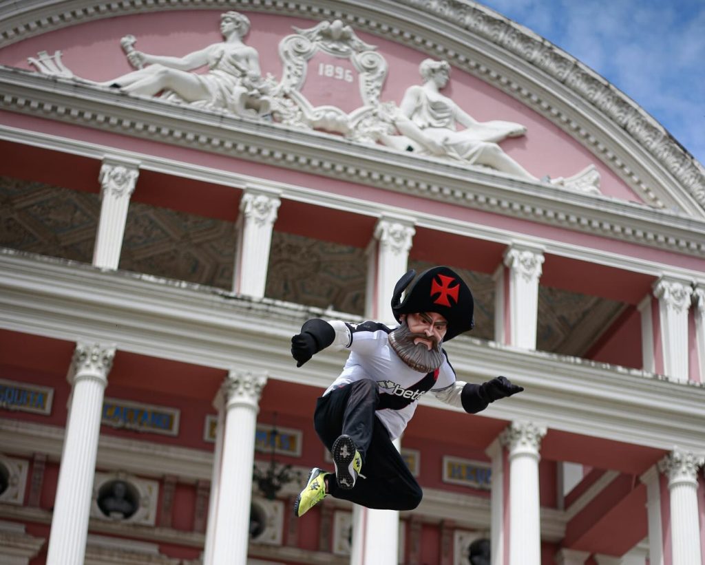 Mascote do Vasco tirou fotos em frente ao Teatro Amazonas