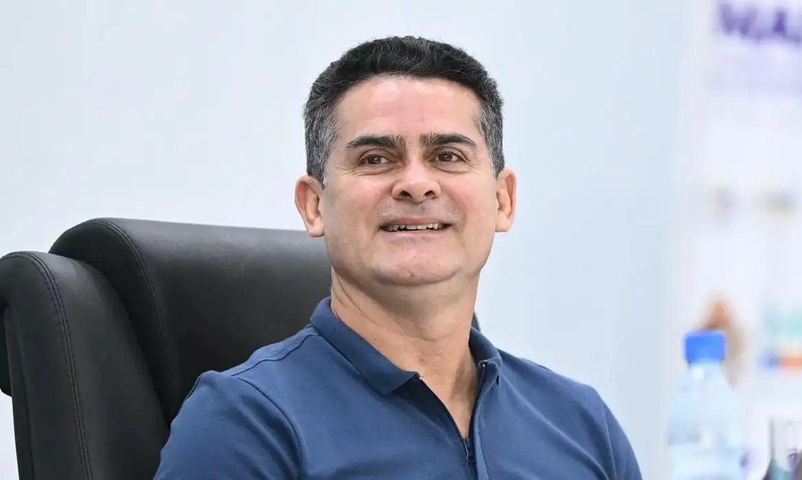 David Almeida retorna ao trabalho com entrega de complexo esportivo em Manaus