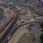 Interdição na avenida Itaúba com agentes de trânsito e placas de orientação em Manaus