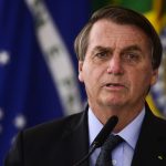 Jair Bolsonaro chegando ao hospital para exames em Brasília.