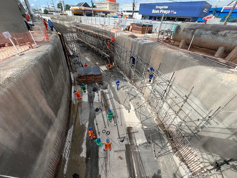 Prefeito David Almeida vistoria serviços finais do viaduto Rei Pelé