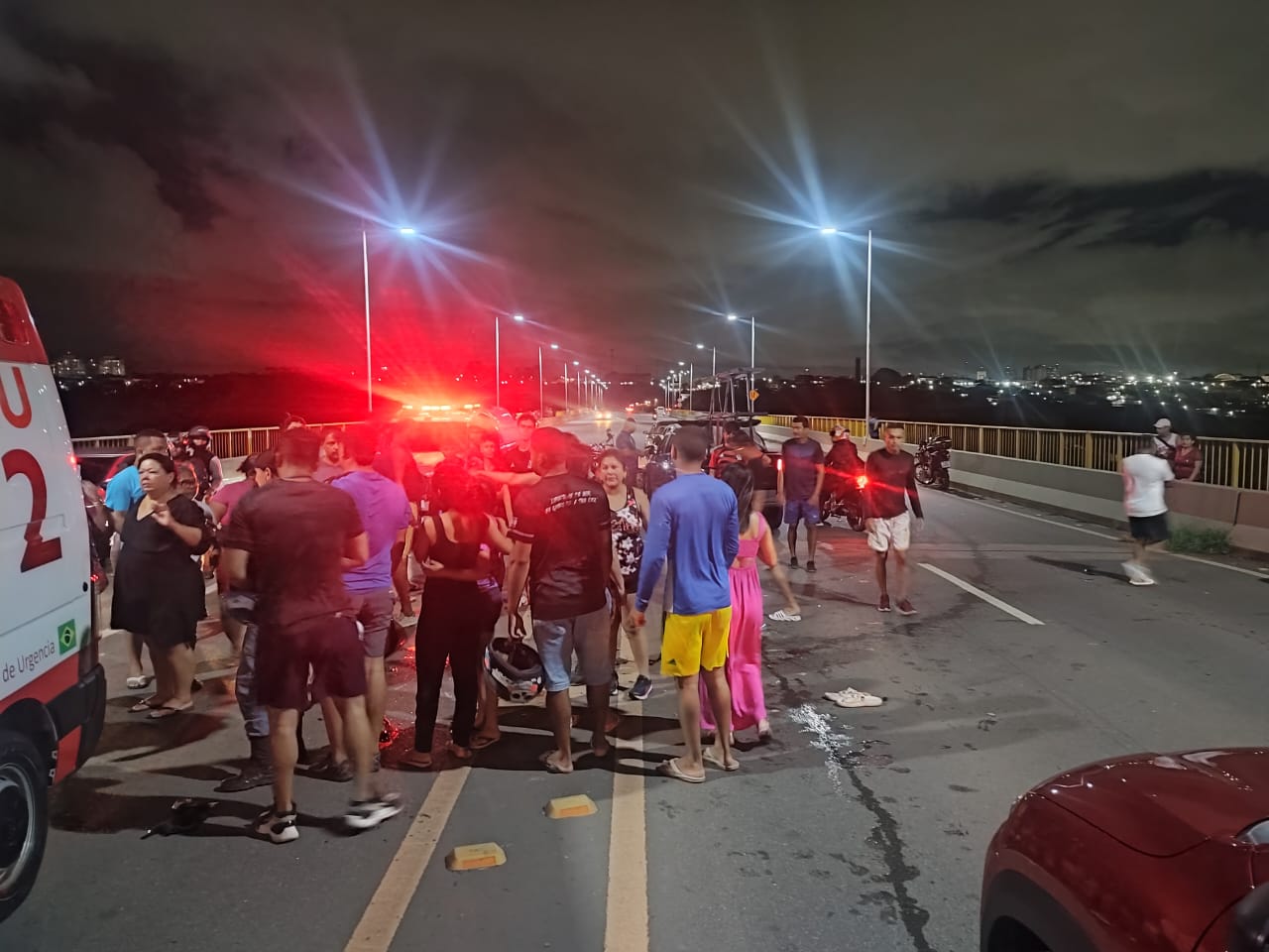 Acidente grave entre carreta e moto deixa duas pessoas feridas na Ponte Rio Negro