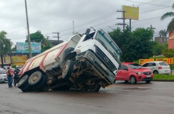 Caminhão tomba na avenida Torquato Tapajós e causa congestionamento em Manaus