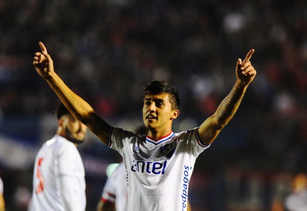 Jogador de 30 anos conquistou dois títulos uruguaios no Nacional-URU