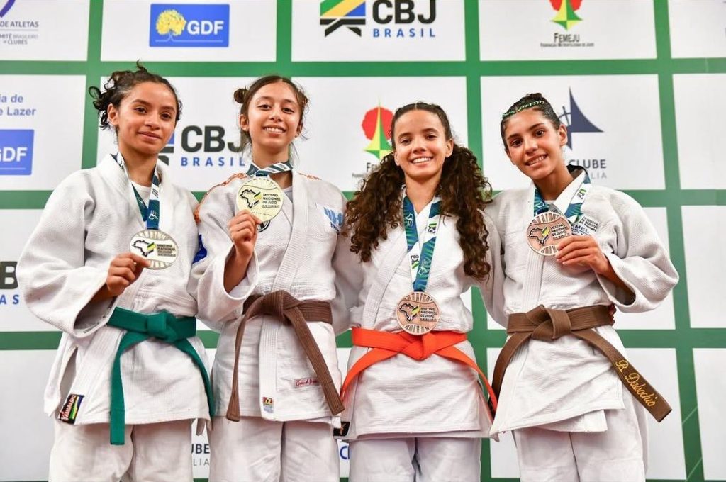 Ana Paula Sena (faixa verde) exibe medalha de prata no pódio
