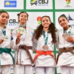 Ana Paula Sena (faixa verde) exibe medalha de prata no pódio
