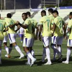 Time brasileira celebra gol contra o Paraguai