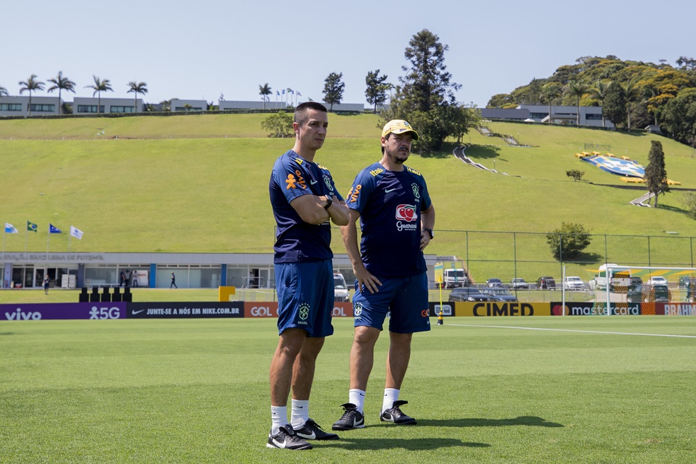 Eduardo Barros ao lado de Fernando Diniz durante treino da Seleção Brasileira