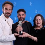 Rodrigo Santoro, Gabriel Mascaro e Denise Weinberg erguem o prêmio