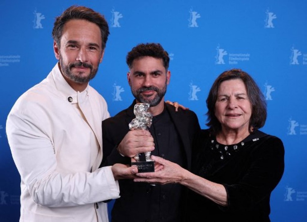 Rodrigo Santoro, Gabriel Mascaro e Denise Weinberg erguem o prêmio
