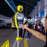 Estudantes da rede municipal embarcando em ônibus com passe livre em Manaus