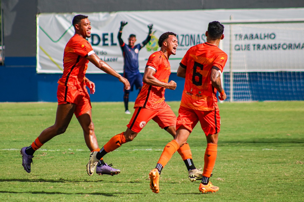Volante Colina marcou dois gols
