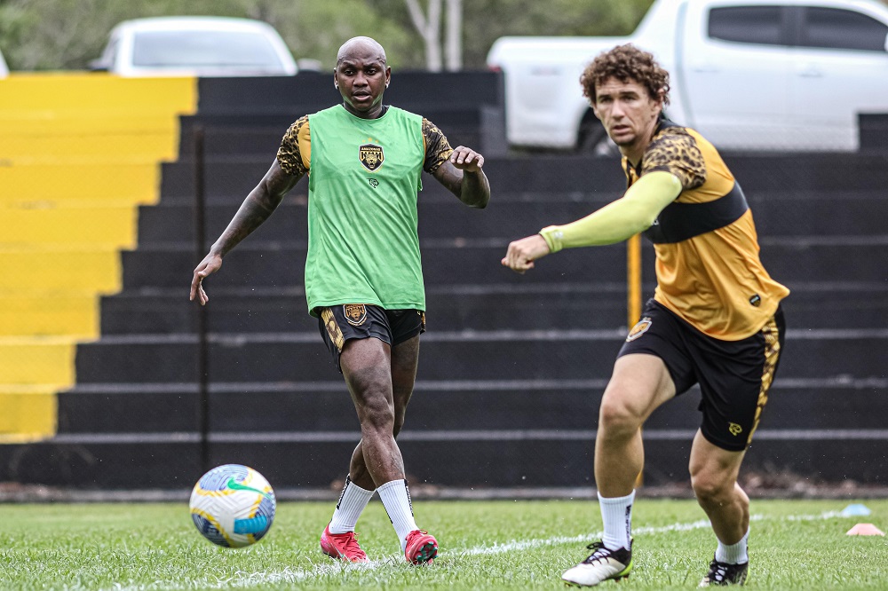 Sassá e o defensor Fabiano em treino do Amazonas, na Ulbra