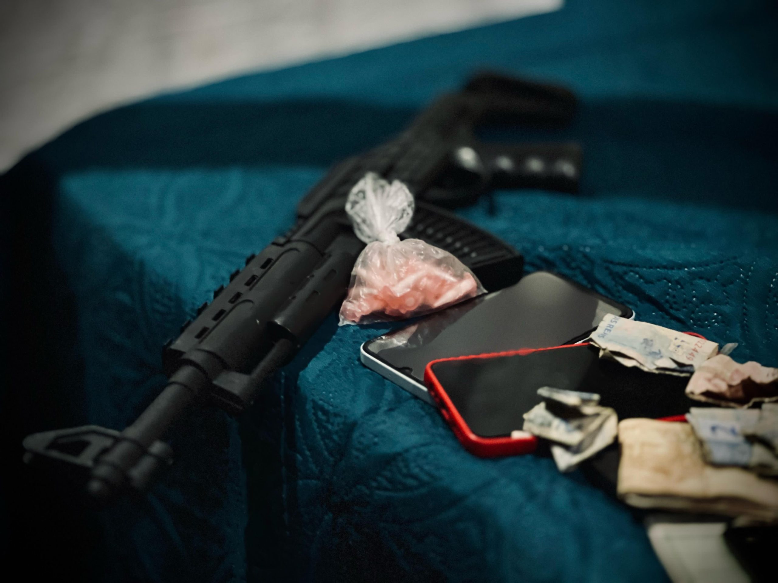 Trio é preso com drogas, arma de grosso calibre e R$ 26 mil em espécie no interior do Amazonas