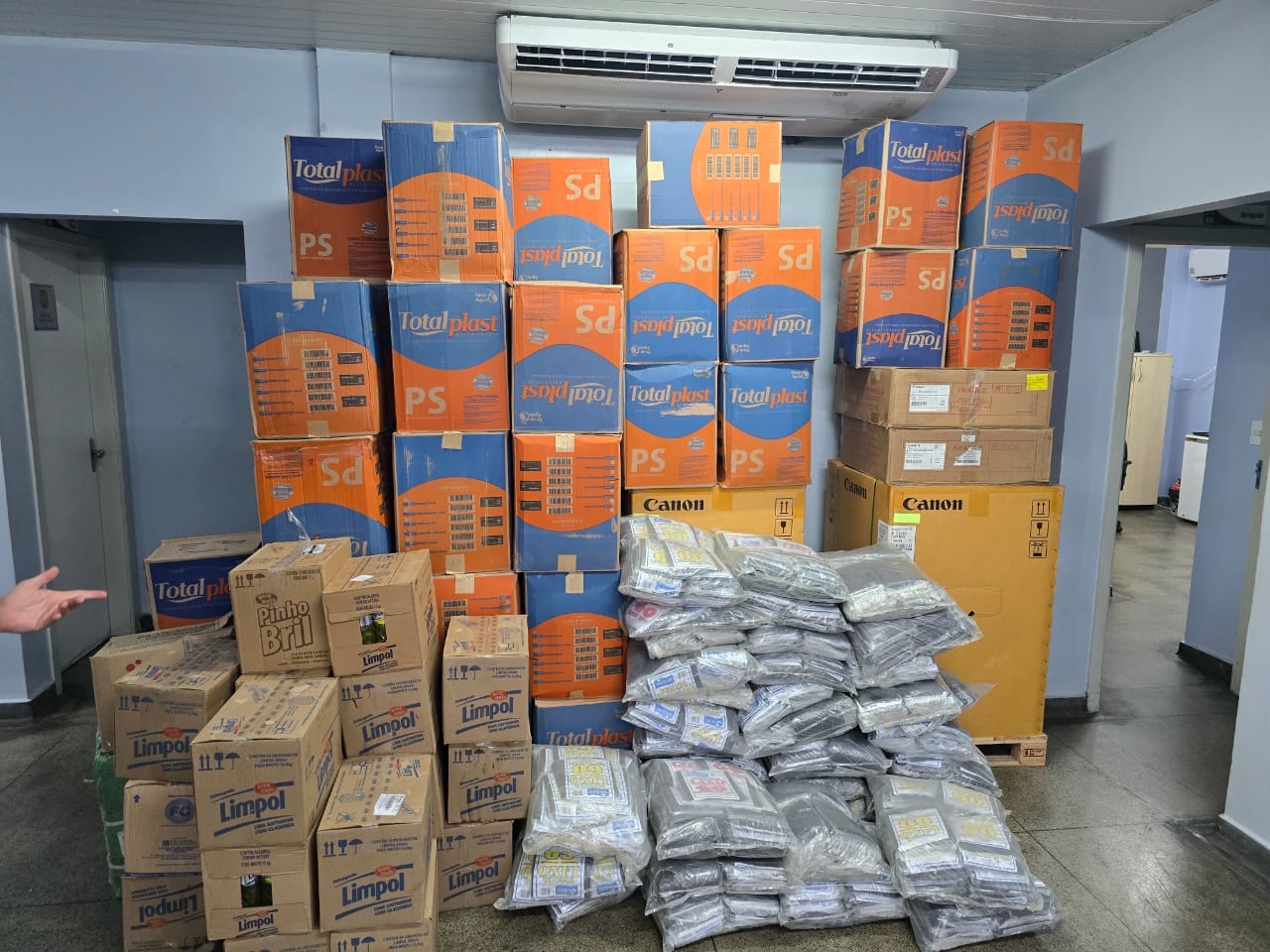 Homem é preso por receptação de produtos comprados com cartões clonados