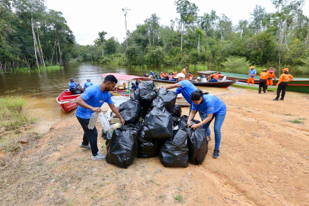 Participantes retiraram grande quantidade de resíduos das margens do igarapé