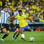 Endrick tenta chute durante último Brasil x Argentina, no primeiro turno das Eliminatória para a Copa de 2026, no Maracanã