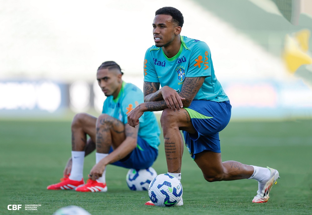 Gabriel Magalhães observa treino da Seleção Brasileira no Bezerrão