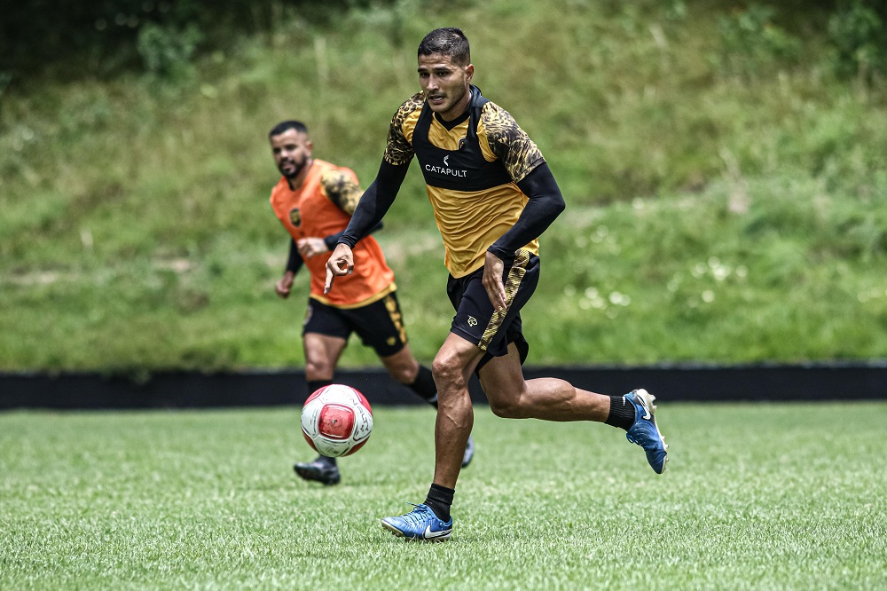 Volante Larry Vásquez projetou duelo contra Tufão da Colina