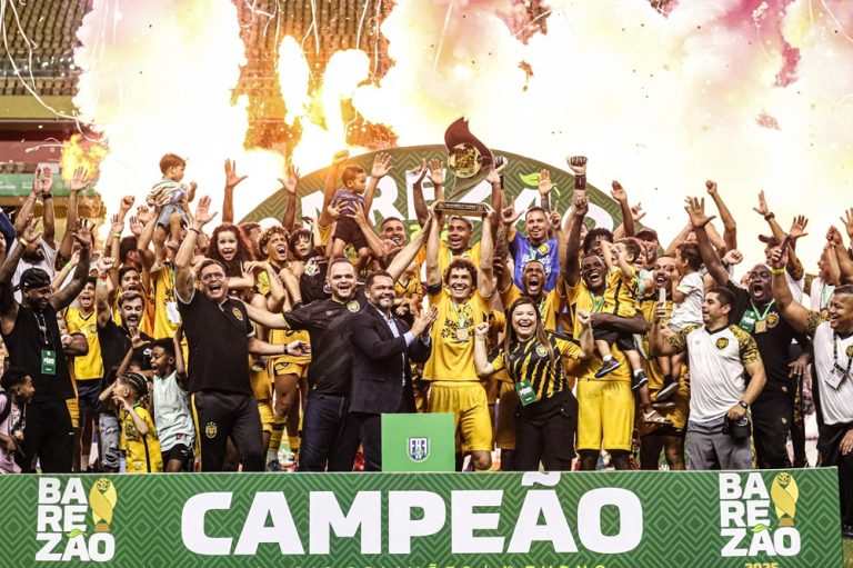 Capitão Fabiano ergue o troféu