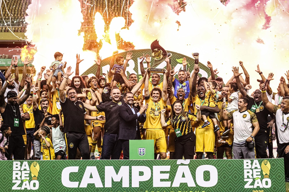 Capitão Fabiano ergue o troféu