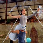 Performance do Kuem é uma imersão no universo circense