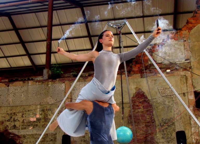Performance do Kuem é uma imersão no universo circense