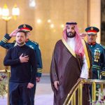 Príncipe herdeiro saudita Mohammed bin Salman acompanha presidente da Ucrânia, Volodymyr Zelensk