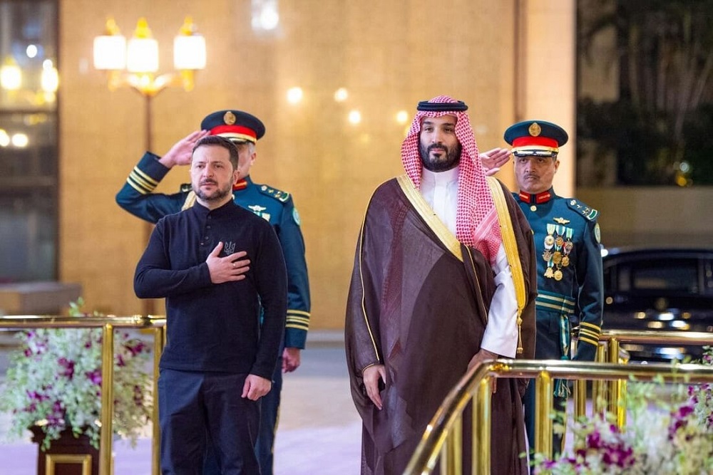 Príncipe herdeiro saudita Mohammed bin Salman acompanha presidente da Ucrânia, Volodymyr Zelensk