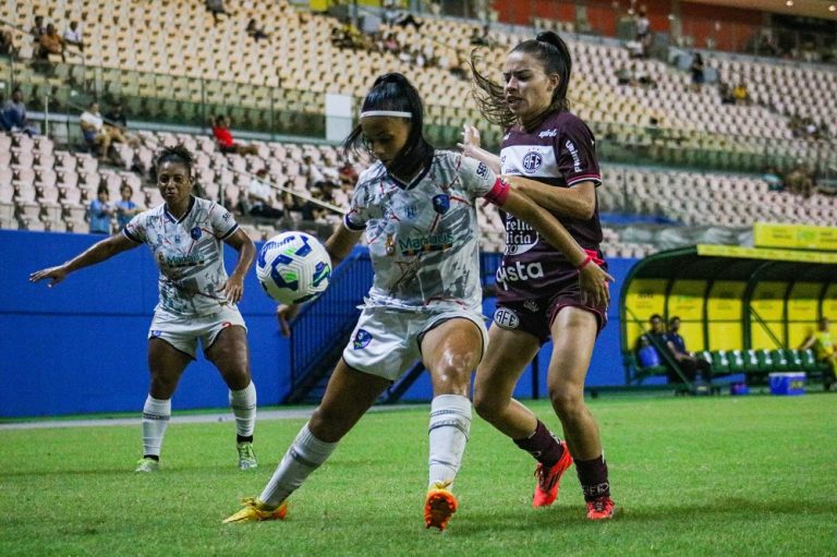 Gabi, capitã do 3B, recebe marcação da jogadora da Ferroviária-SP