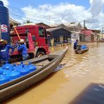 Entrega de ajuda humanitária em município afetado pela cheia no Amazonas