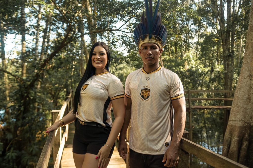 Novo manto apresenta grafismos e elementos que remetem à arte indígena e à simbologia da floresta