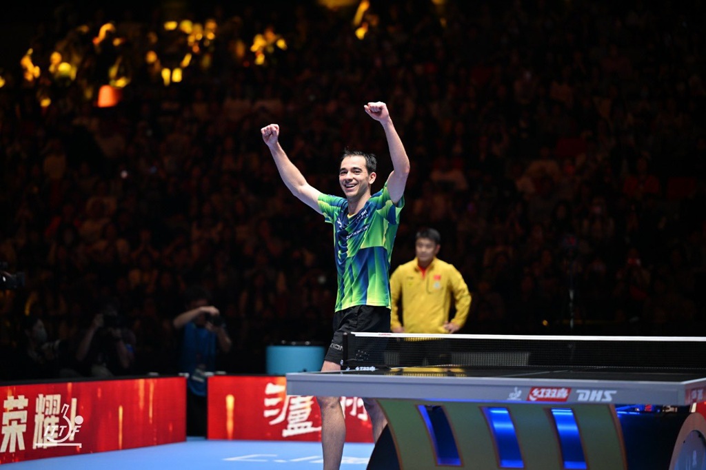Brasileiro venceu chinês de virada por 4 sets a 1