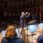 Originado entre 1890 e 1910, o jazz tornou-se um dos gêneros mais importantes da música