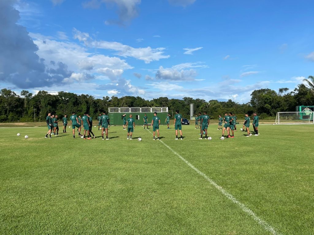 Elenco esmeraldino durante atividade no CT do Ninho do Gavião