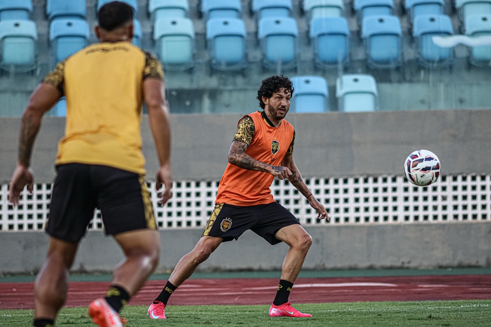 Volante Fernando Neto, reforço para a Série B, já treina com o elenco aurinegro